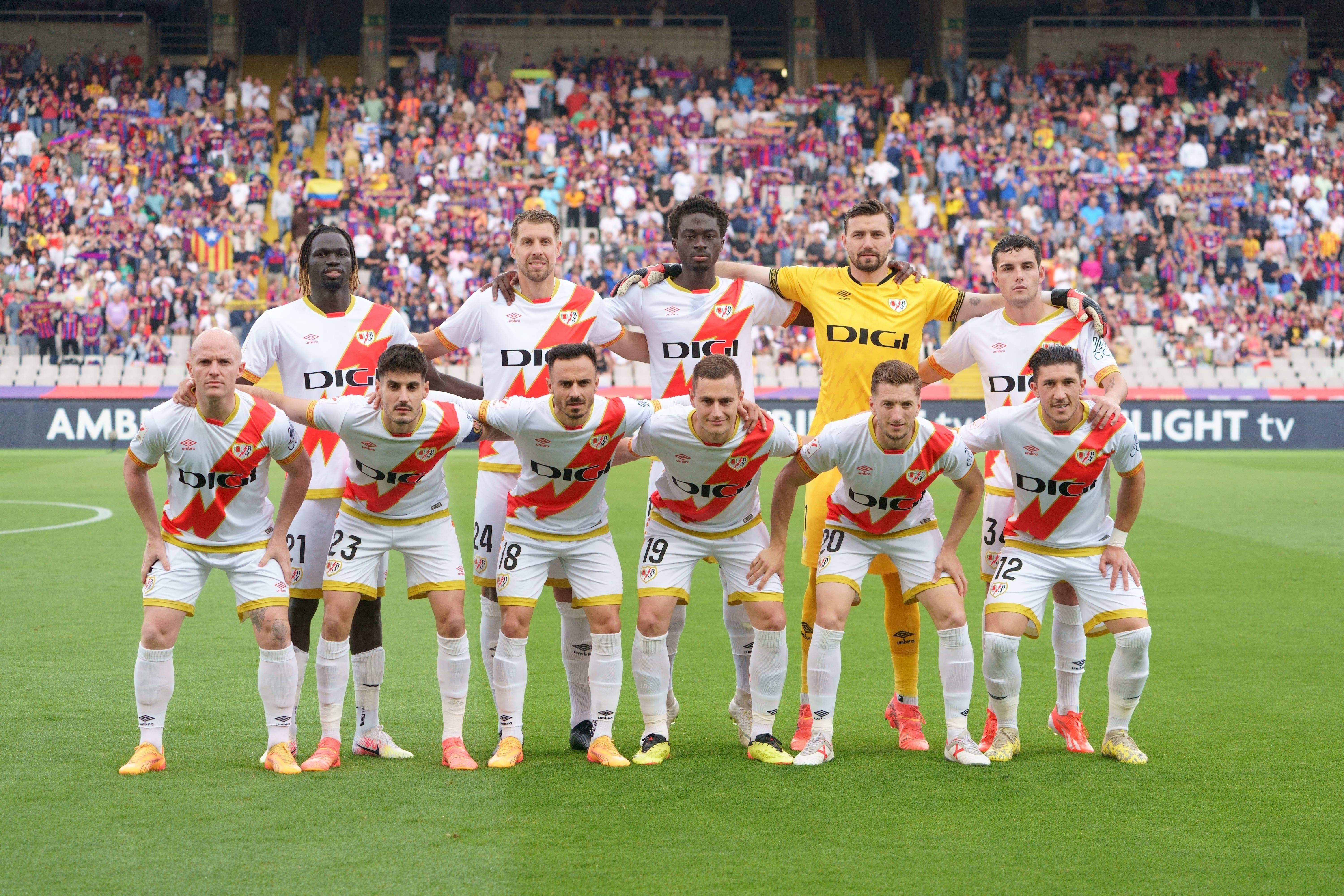 包含一位新晋球员在比赛中表现出色，成为焦点人物的词条